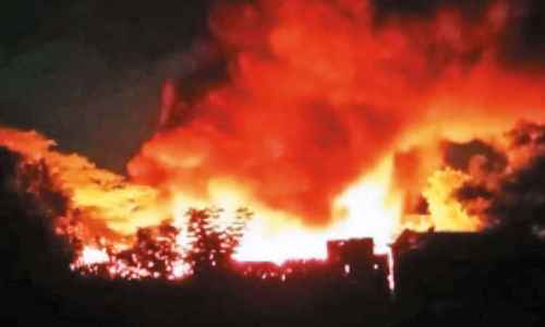 கூடுவாஞ்சேரி அருகே பழைய இரும்பு கடையில் பயங்கர தீ விபத்து- போலீசார் விசாரணை