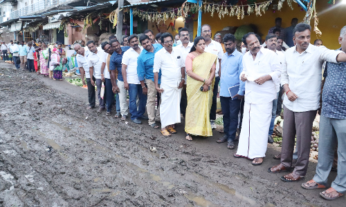 தொடர் மழையால் சேறும், சகதியுமாக மாறிய நேதாஜி மார்க்கெட்