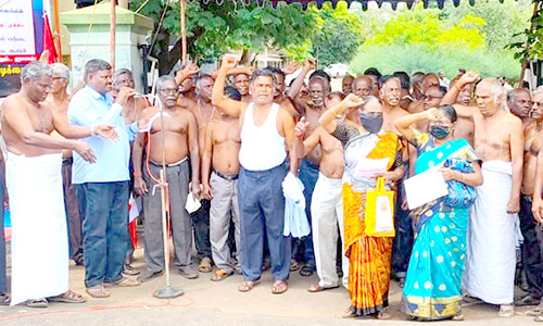 புதிய பென்ஷன் திட்டத்தை ரத்து செய்யக் கோரி  மின்வாரிய ஓய்வூதியர்கள் அரை நிர்வாண போராட்டம்