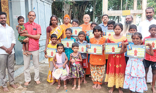 தஞ்சை ஸ்ரீராமகிருஷ்ண மடம் சார்பில் மாணவர்களுக்கு புத்தகம் வழங்கல்