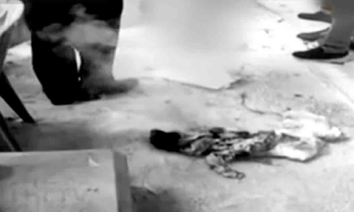 சென்னை உயர் நீதிமன்ற வளாகத்தில் ஒருவர் தீக்குளித்ததால் பரபரப்பு