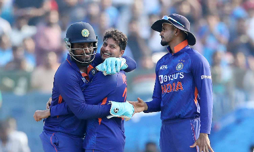 தென் ஆப்பிரிக்காவை 99 ரன்னில் சுருட்டியது இந்திய அணி