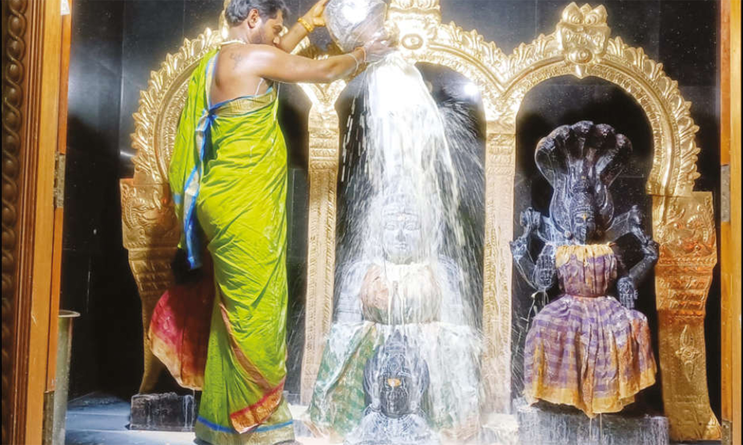 புளியங்குடி முப்பெரும் தேவியர் ஆலயத்தில் சிறப்பு அபிஷேகம் புளியங்குடி முப்பெரும் தேவியர் ஆலயத்தில் சிறப்பு அபிஷேகம்