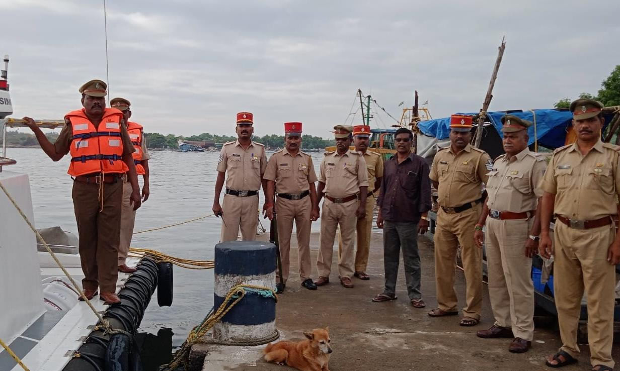 புதுவை மீனவ கிராமங்களில் பதட்டம்- பலத்த போலீஸ் பாதுகாப்பு புதுவை மீனவ கிராமங்களில் பதட்டம்- பலத்த போலீஸ் பாதுகாப்பு