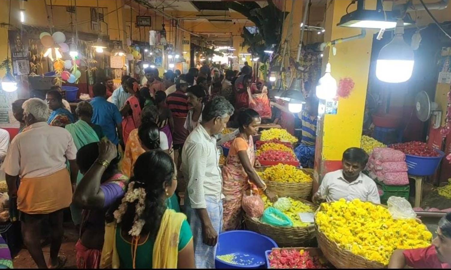 காஞ்சிபுரம் பூ மார்க்கெட்டில் பூ விலை குறைந்தது காஞ்சிபுரம் பூ மார்க்கெட்டில் பூ விலை குறைந்தது