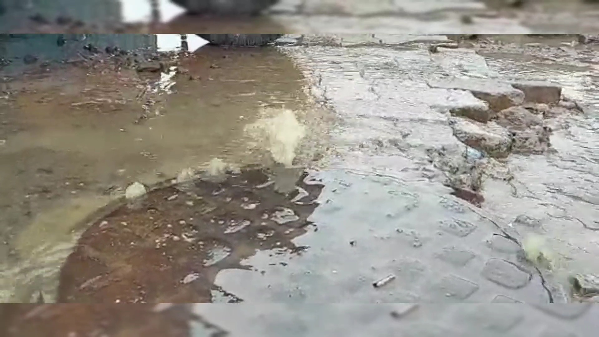 ஊட்டி-குன்னூர் சாலையில் ஓடும் கழிவுநீர் ஊட்டி-குன்னூர் சாலையில் ஓடும் கழிவுநீர்