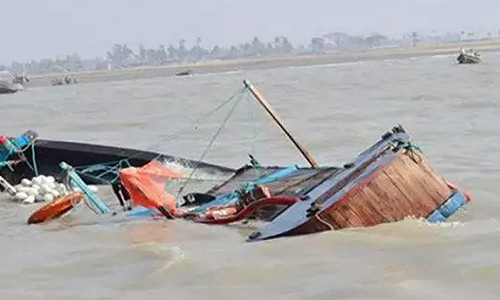 அசாமில் படகு கவிழ்ந்து விபத்து: ஆற்றில் மூழ்கிய ஒன்றரை வயது குழந்தையை மீட்கும் பணி தீவிரம்