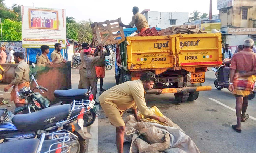 பழனி உழவர் சந்தையில் ஆக்கிரமிப்பு கடைகள் நகராட்சி மூலம் அகற்றம்