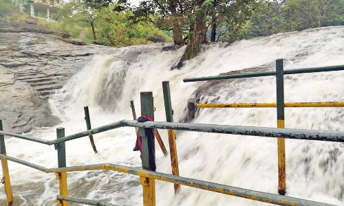 தேனி மாவட்டத்தில் கனமழை- கும்பக்கரை அருவியில் வெள்ளப்பெருக்கால் குளிக்க தடை