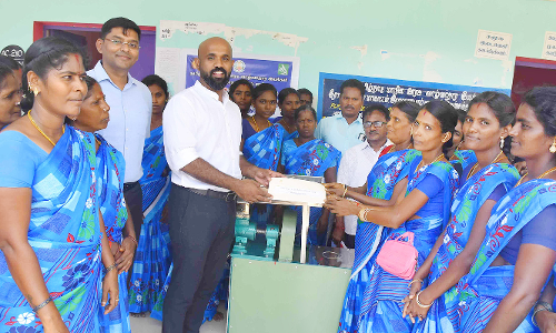 மகளிர் குழுவினருக்கு மிளகாய் பொடி தயாரிக்கும் எந்திரம்