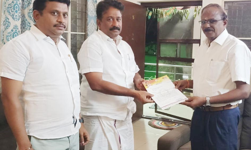 தார்சாலை அமைக்கும் பணிகளை விரைவாக தொடங்க வேண்டும்