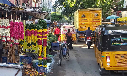 புரசைவாக்கத்தில் ஆக்கிரமிப்பு கடைகள்- தானா தெருவில் வாகன ஓட்டிகள் அவதி