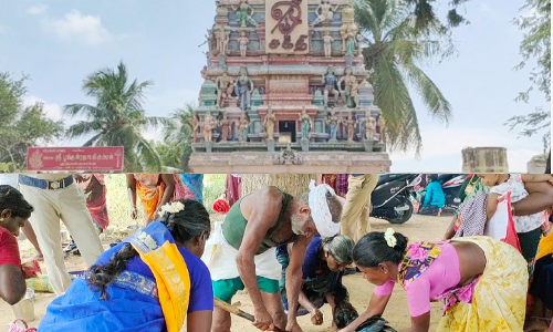 தடையை மீறி கோவில் வாசலில் பொங்கல் வைத்த கிராம மக்கள்