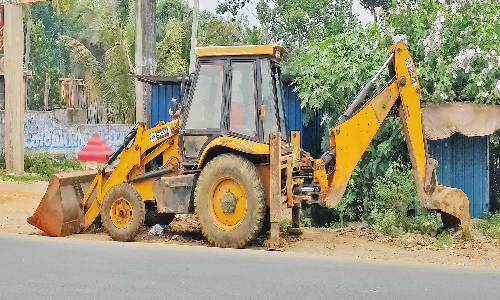 களியக்காவிளை அருகே செம்மண் கடத்திய   டெம்போ - ஜே.சி.பி. எந்திரம் பறிமுதல்