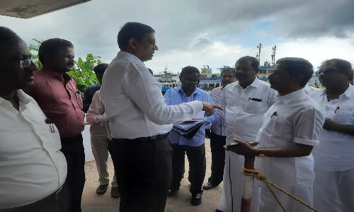 கன்னியாகுமரி படகுத்துறையில் 2 வருடங்களாக முடங்கி கிடக்கும்  அதிநவீன சொகுசு படகுகளை சுற்றுலா பயணிகள் உல்லாச படகு சவாரிக்கு பயன்படுத்த முடிவு