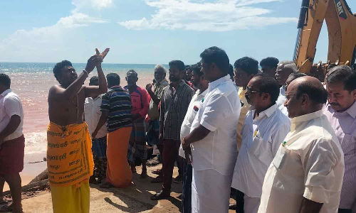 ராட்சத கற்களை  கொட்டும் பணி