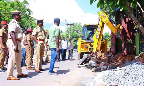 ஆக்கிரமிப்புகள் அகற்றம்-போலீசார் குவிப்பு