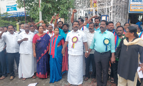 தருமபுரியில் மனித சங்கிலி போராட்டம்:  சட்டமன்ற பொது கணக்கு குழு உறுப்பினர்களும் பங்கேற்பு