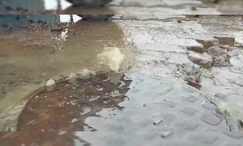 ஊட்டி-குன்னூர் சாலையில் ஓடும் கழிவுநீர்