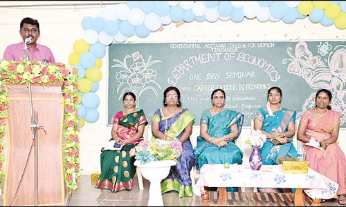 திருச்செந்தூர் கோவிந்தம்மாள் ஆதித்தனார் மகளிர் கல்லூரியில் பள்ளி மாணவிகளுக்கு கருத்தரங்கம்