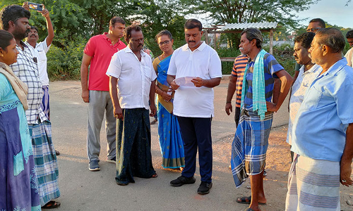நடைபயிற்சி சென்று பொதுமக்களிடம் மனுக்களை பெற்ற எம்.எல்.ஏ.