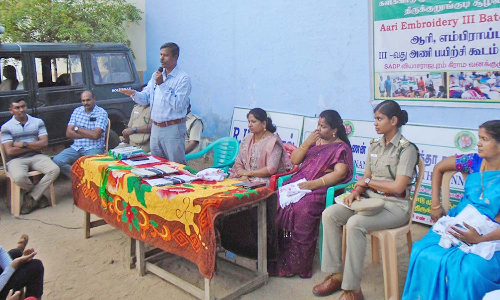 தையல், அழகுகலை பயிற்சியால் பெண்களின் பொருளாதார நிலை மேம்படும்- களக்காடு புலிகள் காப்பக அதிகாரி அன்பு பேச்சு