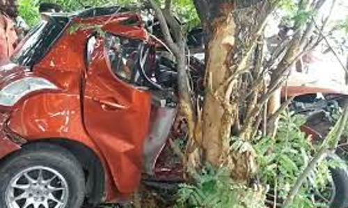 மரத்தில் கார் மோதி 2 பேர் பலி