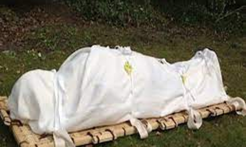 கோவில் அருகே முதியவர் பிணம்