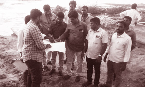 நீர்வழித்தடத்தில் ஆக்கிரமிப்பு- பக்கிங்காம் கால்வாயில் பொதுப்பணித்துறை அதிகாரிகள் ஆய்வு