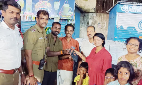 ஆட்டோவில் தவறவிட்ட பணத்தை ஒப்படைத்த டிரைவர்