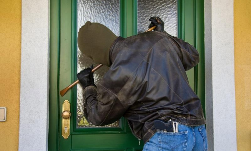 வீட்டின் பூட்டை உடைத்து பணம்-டி.வி. திருட்டு