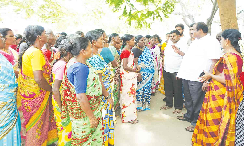 வட்டார வளர்ச்சி அலுவலகத்தை பெண்கள் முற்றுகை