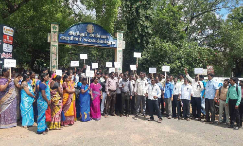 செய்யாறு கல்லூரி கவுரவ விரிவுரையாளர்கள் ஆர்ப்பாட்டம்