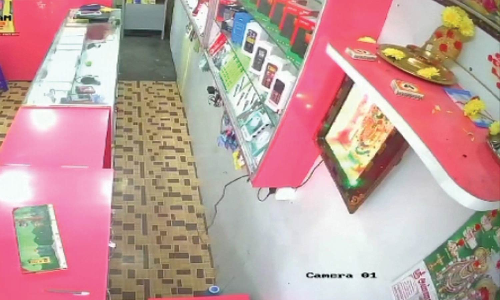 செல்போன் கடையில் திருட்டு