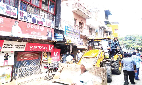 வேலூர் காந்தி ரோடு பகுதியில் ஆக்கிரமிப்பு அகற்றம்