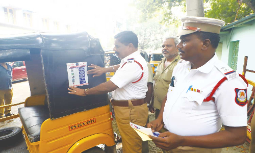 ஆட்டோக்களில் வரிசை எண் ஸ்டிக்கர் ஒட்டும் பணி தொடங்கியது