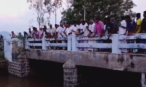 தொட்டியம் எம்.குளத்தூர் ஏரிக்கு வந்த மழை நீரை மலர் தூவி வரவேற்ற எம்.எல்.ஏ.