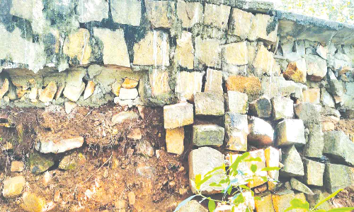 ஏலகிரிமலை 10-வது கொண்டை ஊசி வளைவு சாலையில் மண் அரிப்பு