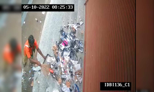 தீபாவளி போனஸ் கொடுக்காத கடையின் முன் குப்பை கொட்டிய தூய்மைப் பணியாளர்- வைரலாகும் சிசிடிவி காட்சி