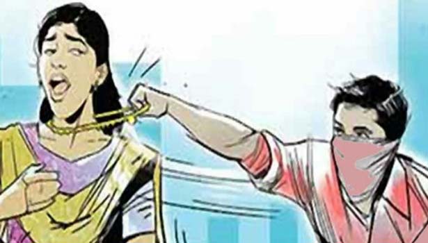 தென்காசியில்  நடந்து சென்ற பெண்ணிடம் 10 பவுன் நகை பறிப்பு