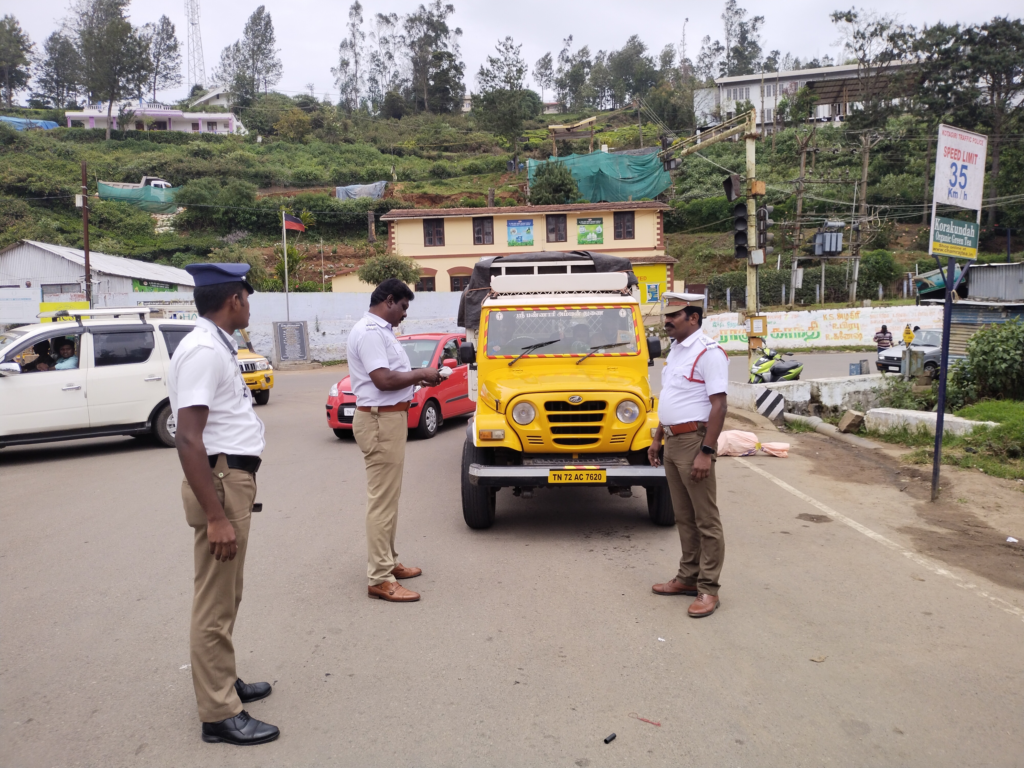 கோத்தகிரியில் போக்குவரத்து விதிகளை மீறிய 44 பேர் மீது வழக்கு கோத்தகிரியில் போக்குவரத்து விதிகளை மீறிய 44 பேர் மீது வழக்கு