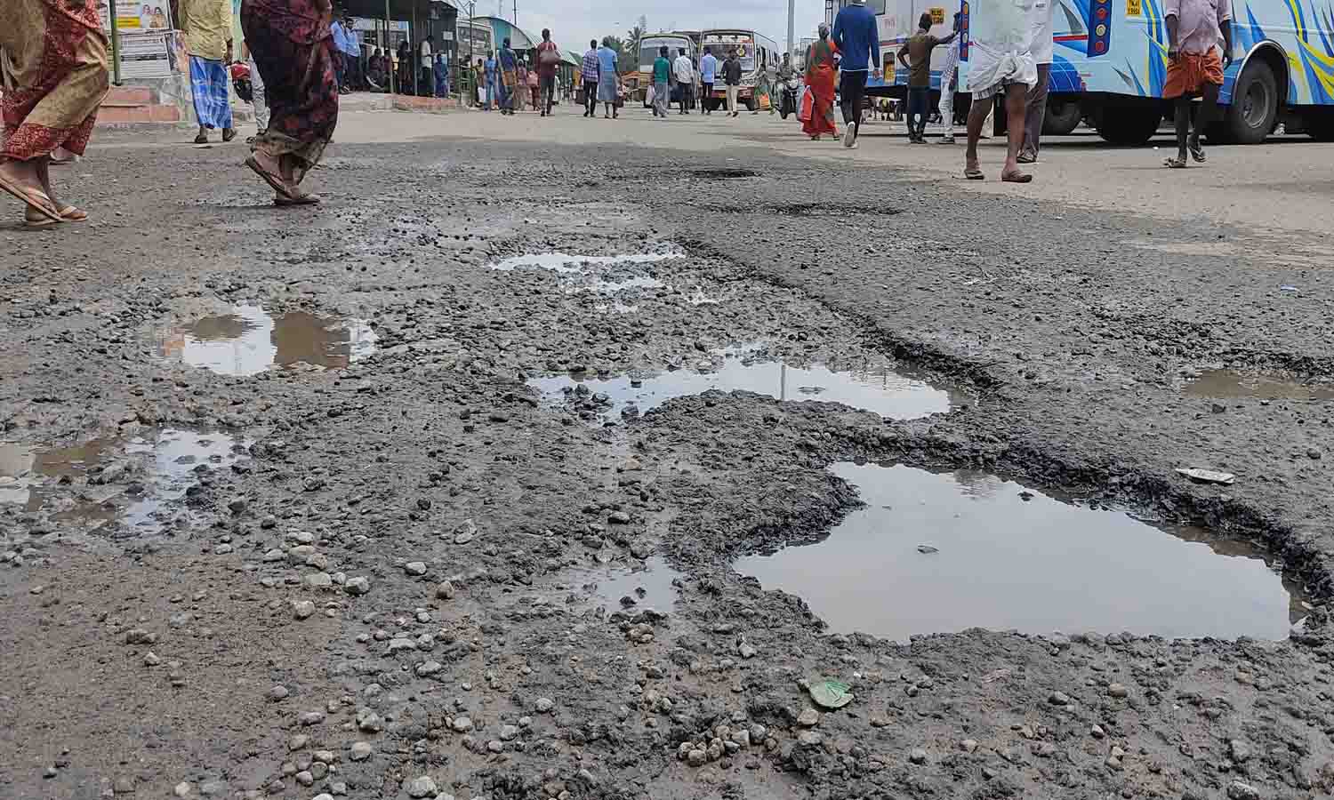 உடுமலை பஸ் நிலையத்தில் மழையால் சாலைகள் சேதம் உடுமலை பஸ் நிலையத்தில் மழையால் சாலைகள் சேதம்