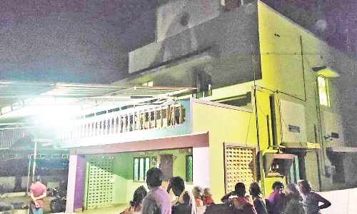 தலையில் கல்லை போட்டு தாயை கொன்ற 9-ம் வகுப்பு மாணவன்