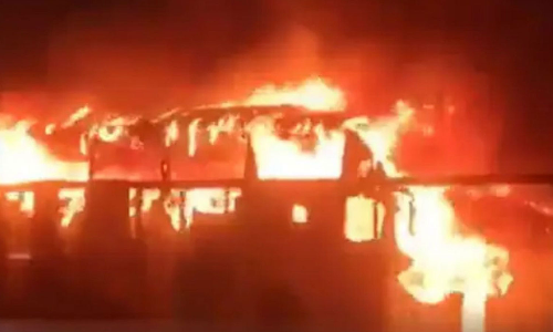 பாகிஸ்தானில் பஸ்சில் தீப்பிடித்து குழந்தைகள் உள்பட 21 பேர் பலி