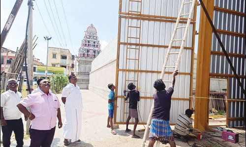 விளாத்திகுளம் மீனாட்சி சுந்தரேசுவரர் கோவில் தேருக்கு கூடாரம் அமைக்கும் பணி