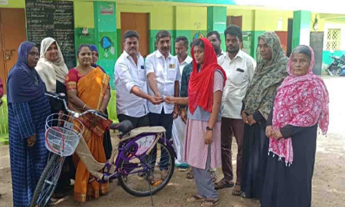 இந்திய யூனியன் முஸ்லிம் லீக் சார்பில் தேர்வில் அதிக மதிப்பெண் பெற்ற மாணவிகளுக்கு பரிசு