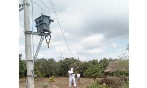 உயர் மின் அழுத்த மின்கம்பத்தில் ஏறி   விவசாயியின் மின் இணைப்பை துண்டித்த கவுன்சிலர்