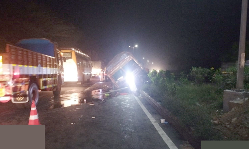 தொப்பூர் இரட்டைப்பாலம் அருகே நள்ளிரவு விபத்து:  அடுத்தடுத்து நான்கு வாகனங்கள் மோதல்; லாரி டிரைவர் சாவு