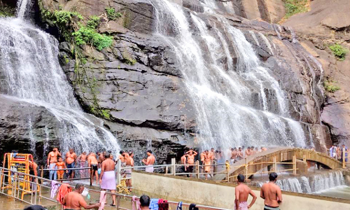 மேற்கு தொடர்ச்சி மலைப் பகுதியில் பெய்த மழையால்  குற்றால அருவிகளுக்கு நீர்வரத்து அதிகரிப்பு