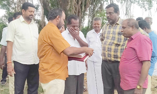 பெருங்கரை மயான பிரச்சனைக்கு நில அளவை செய்து அதிகாரிகள் தீர்த்தனர்